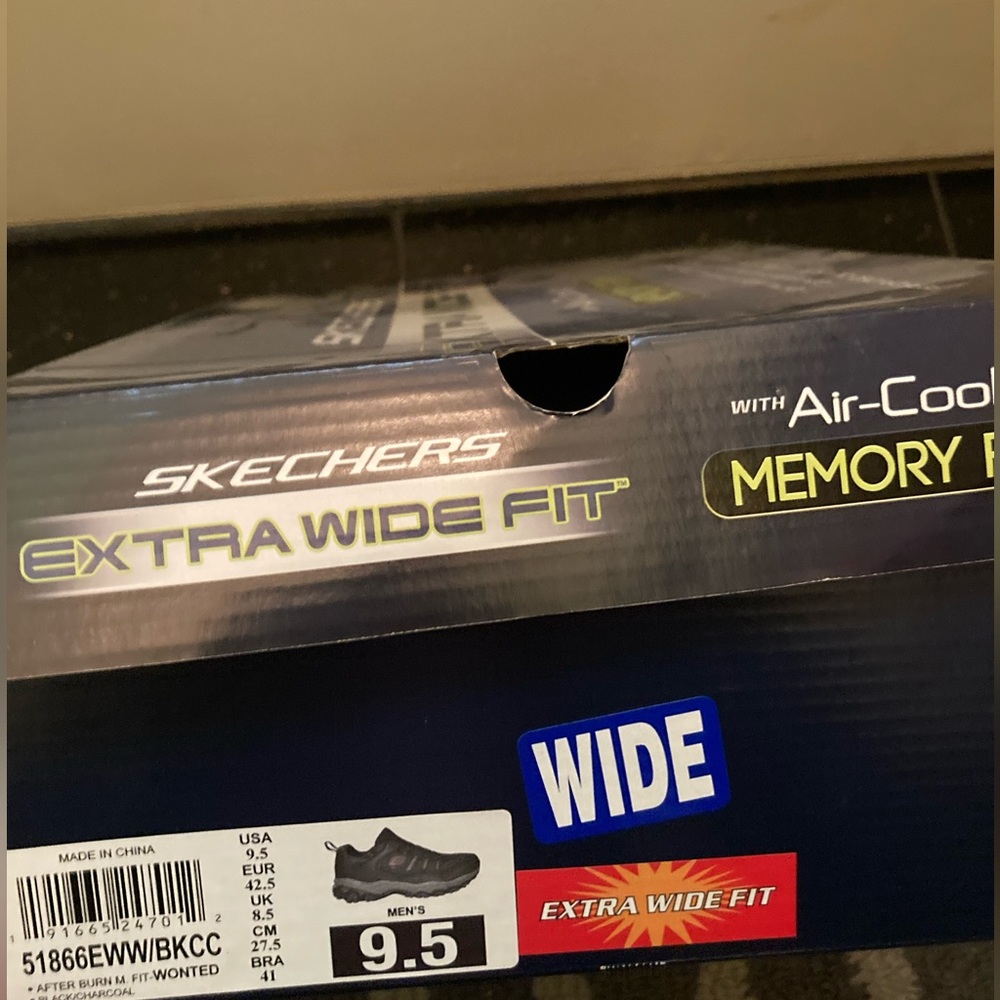 Nwt. Men’s sketchers 9.5 wide shoe.
